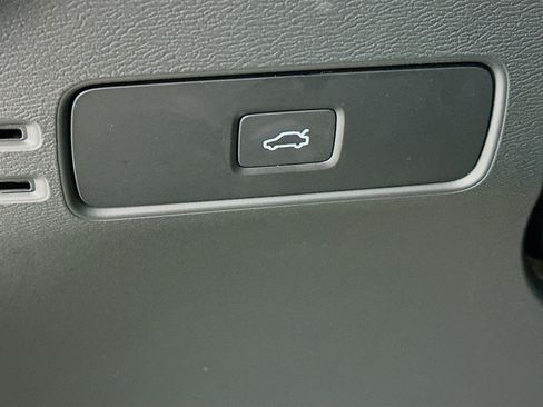 Used 2025 Volvo XC40 B5 Plus image 17