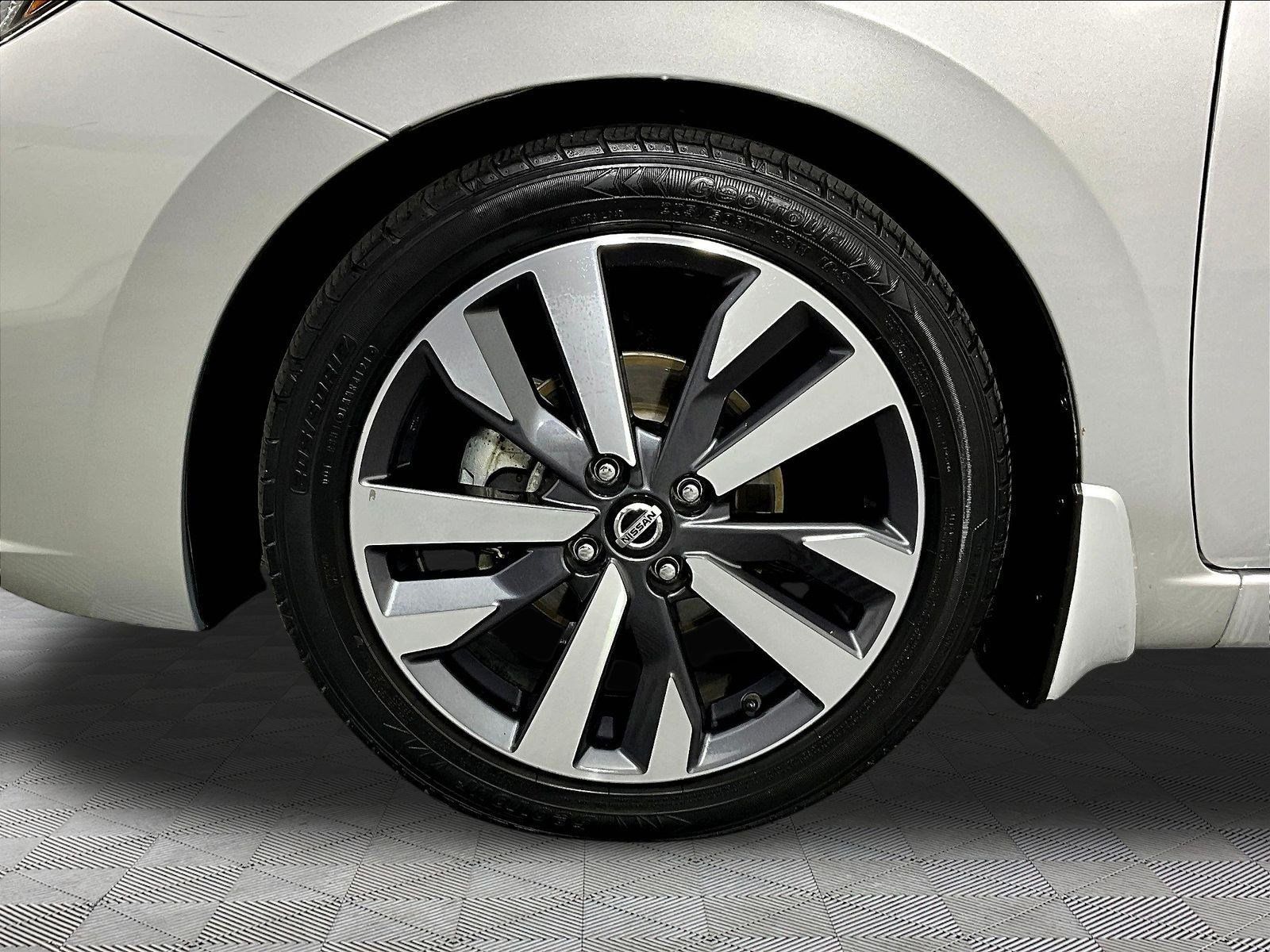Used 2020 Nissan Versa SR w/ Convenience Package FWD image 33