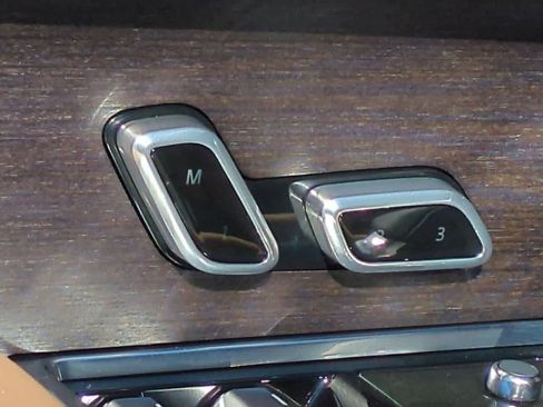 Used 2025 Land Rover Range Rover SE image 16