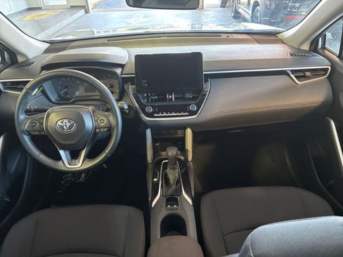 Used 2025 Toyota Corolla Cross LE image 32
