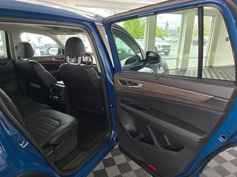 Used 2025 Volkswagen Atlas SEL AWD/4WD image 40