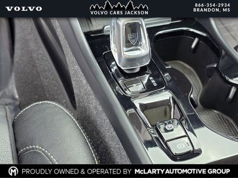 Used 2024 Volvo XC40 B5 Plus image 22