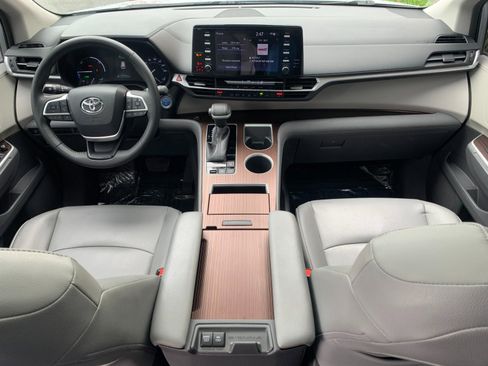 Used 2022 Toyota Sienna XLE AWD/4WD image 31