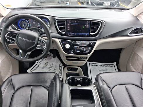 Used 2024 Chrysler Pacifica Touring-L FWD image 12