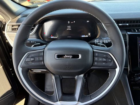 Used 2025 Jeep Grand Cherokee Altitude AWD/4WD image 27