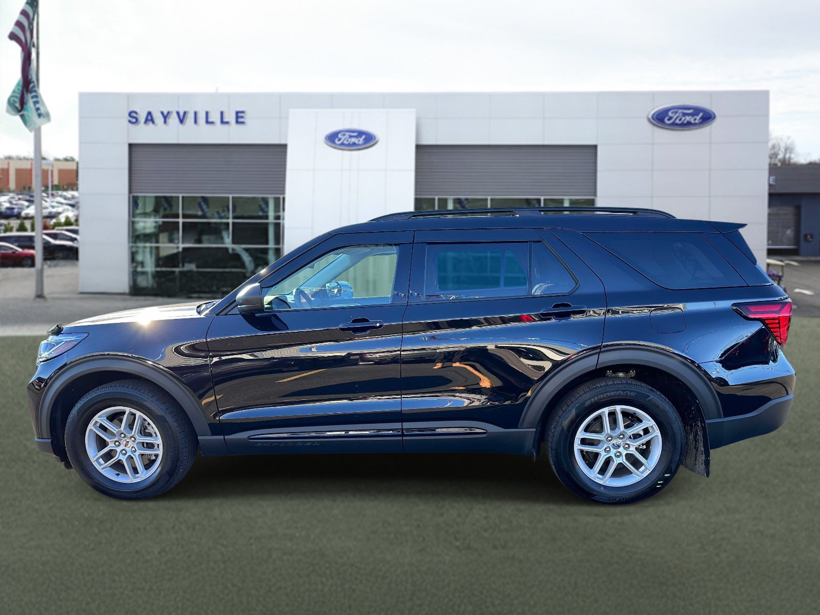 Used 2026 Ford Explorer Active AWD/4WD image 2
