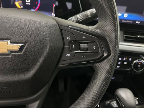 Used 2024 Chevrolet Trax LT FWD image 7
