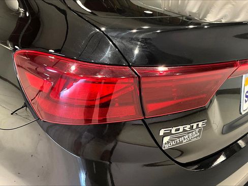Used 2021 Kia Forte LXS FWD image 22