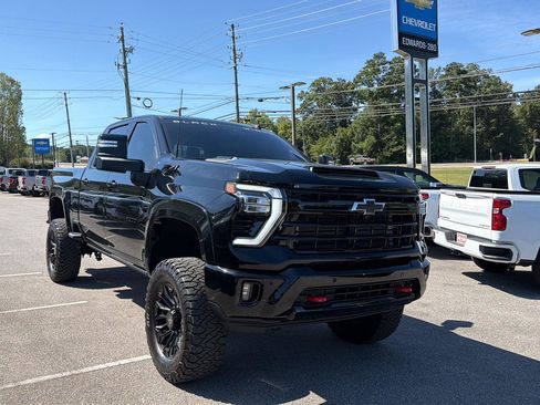 Used 2025 Chevrolet Silverado 2500 LTZ w/ LTZ Plus Package AWD/4WD image 4