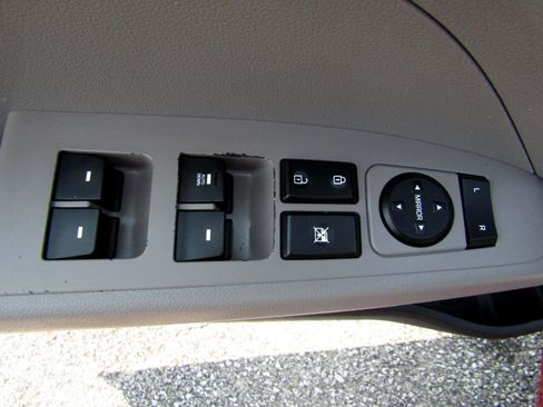 Used 2019 Hyundai Elantra SE image 11