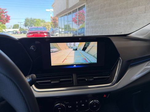 Used 2025 Chevrolet Trax LT FWD image 21