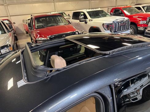 Used 2024 Porsche Macan Base AWD 4dr SUV w/ Premium Plus Package image 40