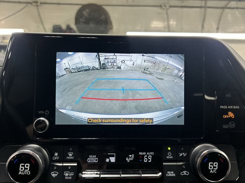 Used 2023 Toyota Highlander LE image 16