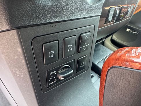 Used 2019 Toyota Sequoia Platinum AWD/4WD image 24