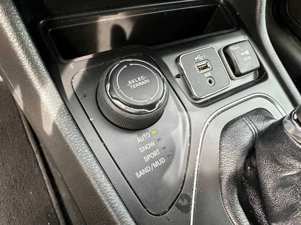 Certified 2019 Jeep Cherokee Latitude Plus AWD/4WD image 19