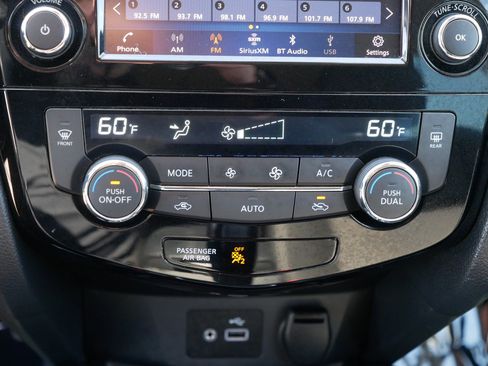 Used 2020 Nissan Rogue SV image 23