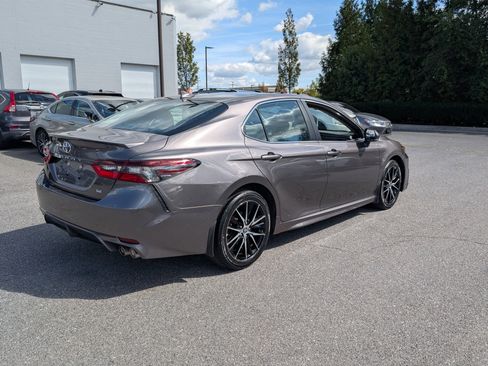 Used 2022 Toyota Camry SE image 3