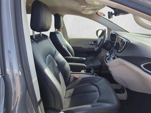 Used 2023 Chrysler Pacifica Touring-L FWD image 22