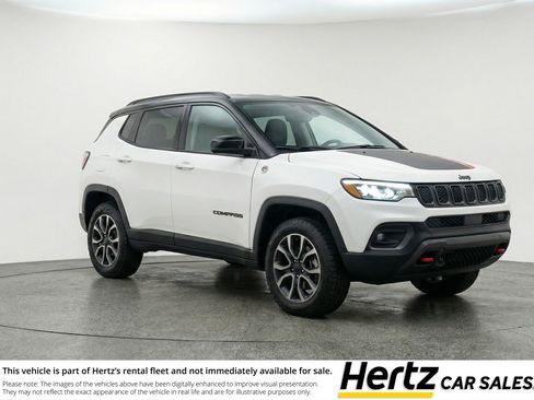 Used 2025 Jeep Compass Trailhawk image 1