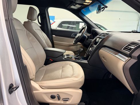 Used 2018 Ford Explorer Limited image 24