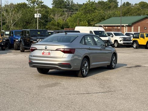 Used 2024 Volkswagen Jetta SE FWD image 5