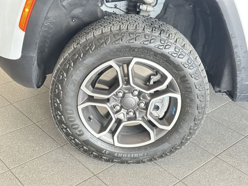 Used 2023 Jeep Grand Cherokee Trailhawk image 16