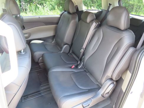Certified 2026 Kia Carnival EX FWD image 34
