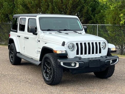 Used 2020 Jeep Wrangler Unlimited Sahara image 3