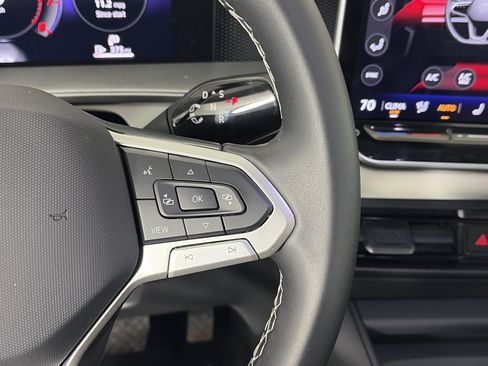 Used 2025 Volkswagen Tiguan SE image 27