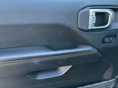 Used 2025 Jeep Wrangler Sahara image 11