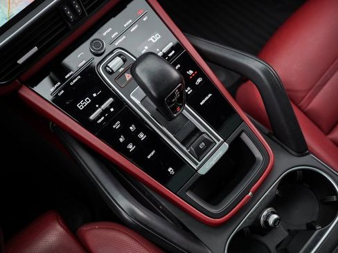 Used 2020 Porsche Cayenne image 32