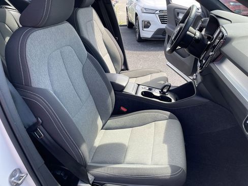 Used 2024 Volvo XC40 B5 Core image 28