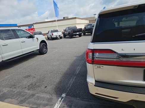 Used 2019 Lincoln Navigator Reserve AWD/4WD image 7