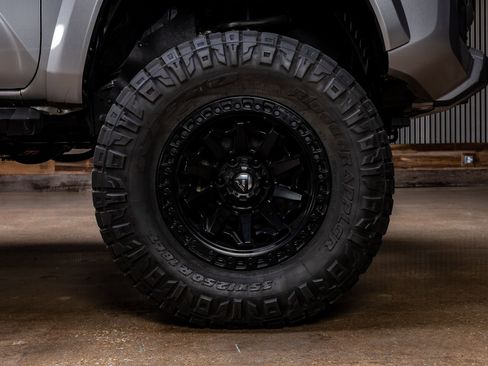 Used 2016 Toyota Tacoma TRD Sport image 11