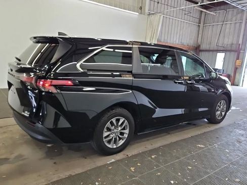 Used 2022 Toyota Sienna XLE image 8