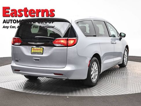 Used 2023 Chrysler Voyager LX FWD image 5