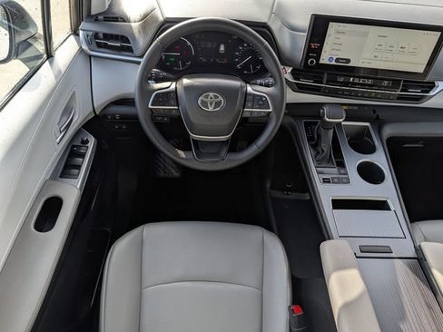 Used 2025 Toyota Sienna XLE w/ XLE Plus Package FWD image 12