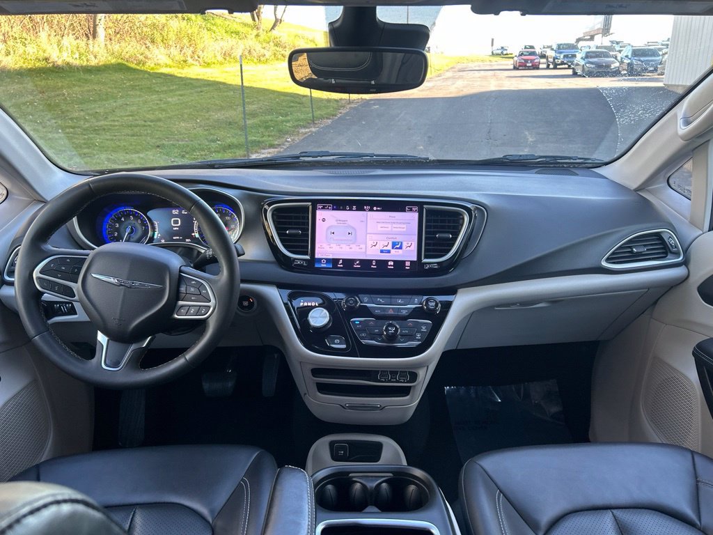 Used 2024 Chrysler Pacifica Touring-L FWD image 20