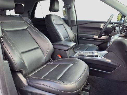 Certified 2022 Ford Explorer XLT w/ Equipment Group 202A image 8