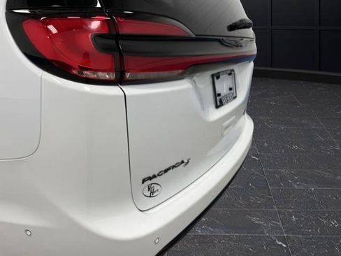 Used 2024 Chrysler Pacifica Select image 34