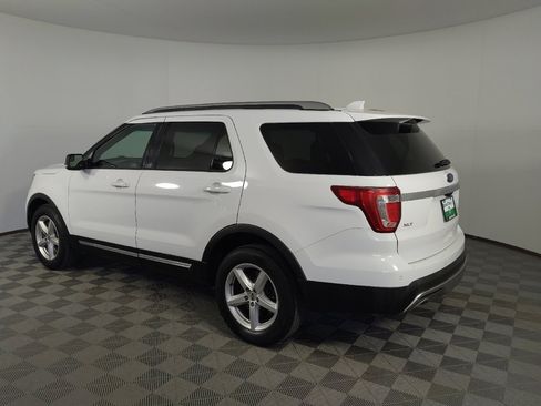 Used 2017 Ford Explorer XLT FWD image 3