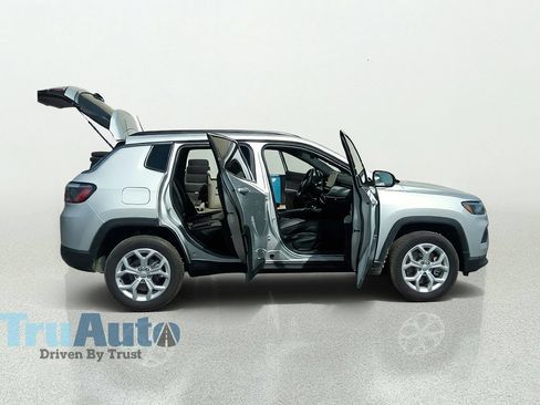 Used 2024 Jeep Compass Latitude AWD/4WD image 16