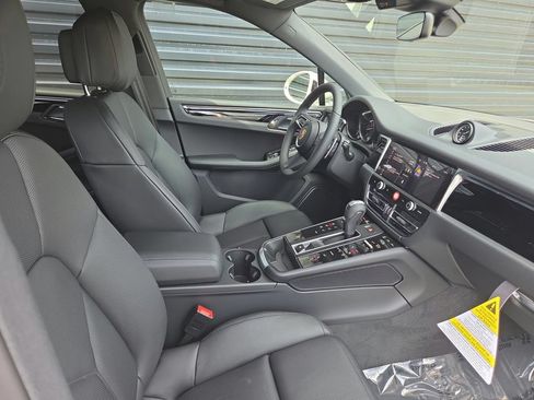 Certified 2026 Porsche Macan AWD/4WD image 18