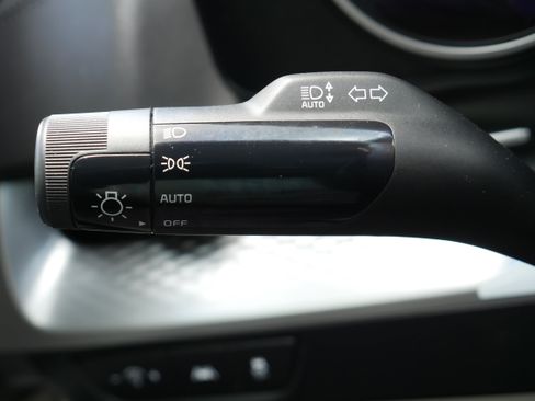 Used 2024 Kia Carnival LX FWD image 27