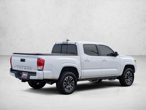Used 2017 Toyota Tacoma SR image 5