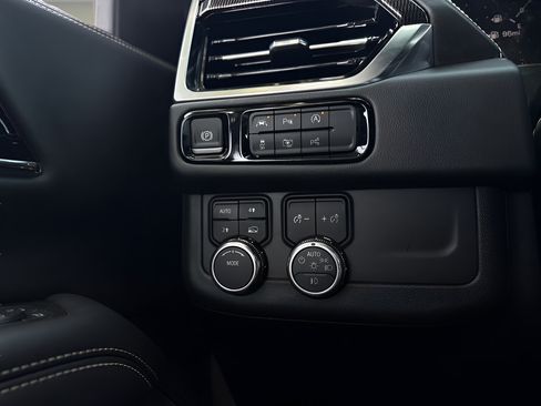 Used 2025 GMC Yukon Elevation w/ Technology Package AWD/4WD image 14