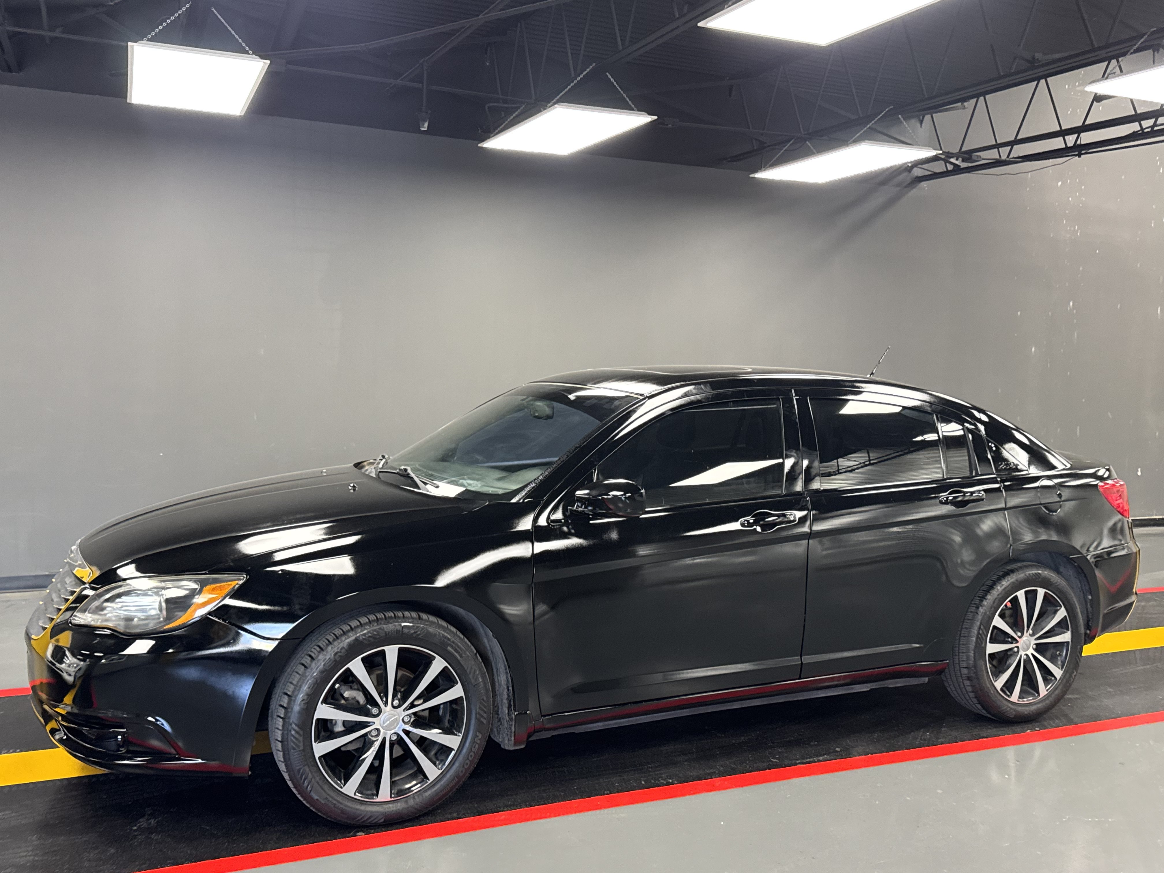 Used 2011 Chrysler 200 S FWD image 2