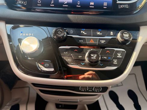 Used 2023 Chrysler Pacifica Touring-L FWD image 23