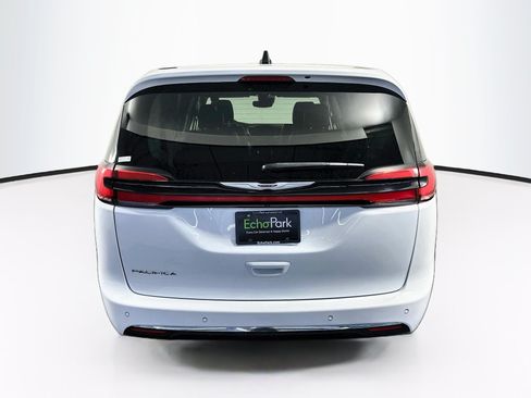 Used 2024 Chrysler Pacifica Touring-L FWD image 7