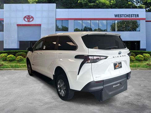 Used 2026 Toyota Sienna LE FWD image 5
